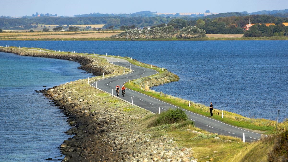 cyklende over dæmning til Helnæs