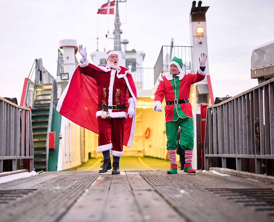 Jul i Assens Købstad - Julemanden og alfen kommer ind med færgen