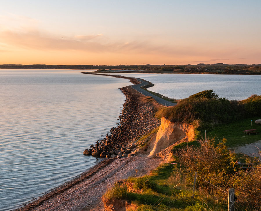 Helnæs - Dæmningen og vejen i efterårsfarver