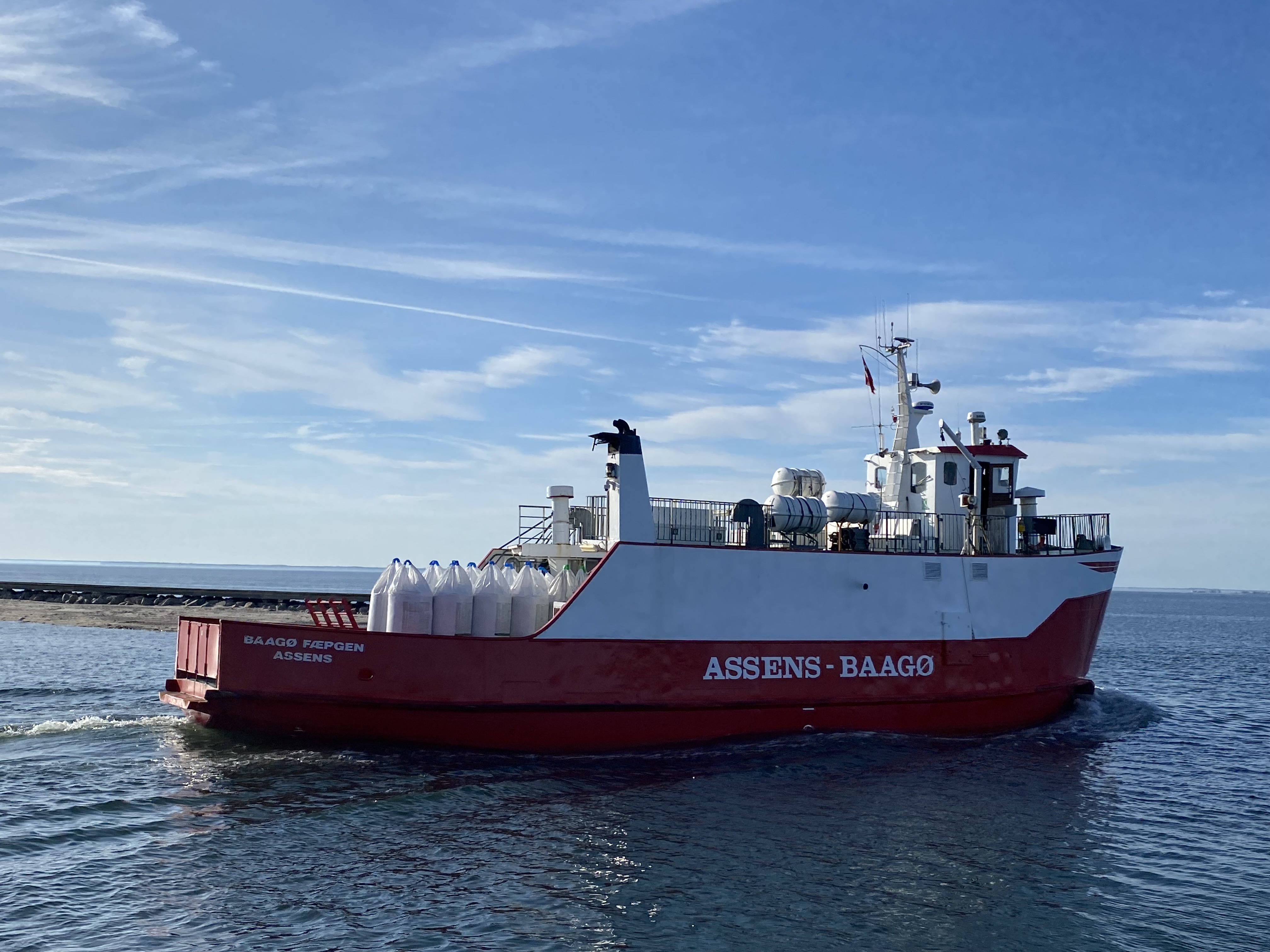 Færgen sejler kunstgødning til brug i landbruget på Bågø