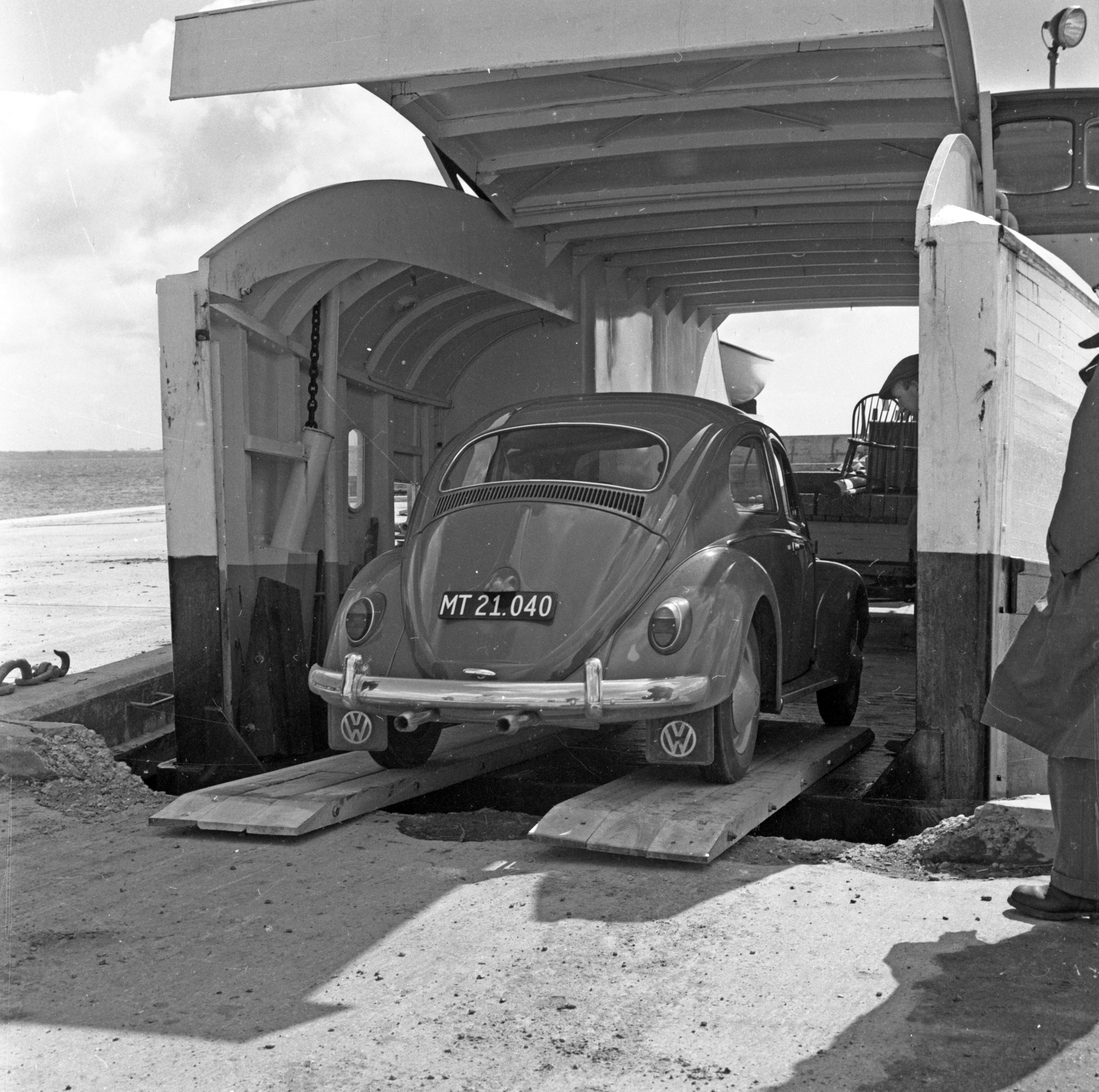 Bågøfærgen var den første bilfærge på ruten Assens - Baagø - Brandsø. År 1961.