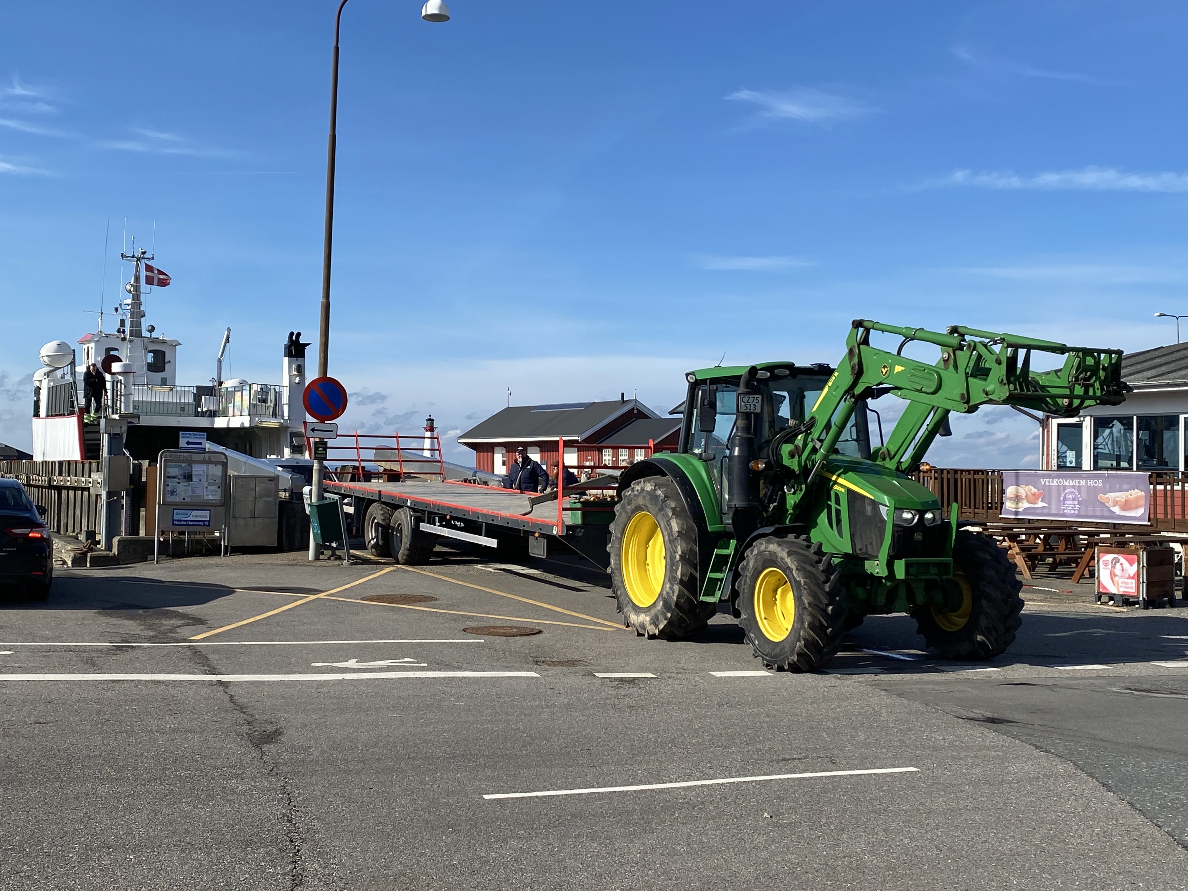 Landbrugsmaskine på vej ud fra færgen i Assens