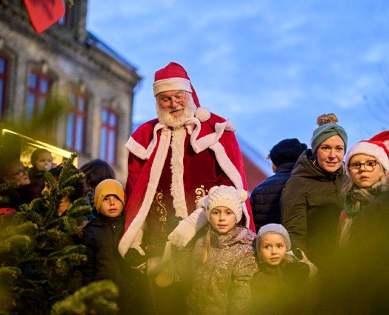 Jul i Assens Købstad - Juletræstænding med julemanden og børn