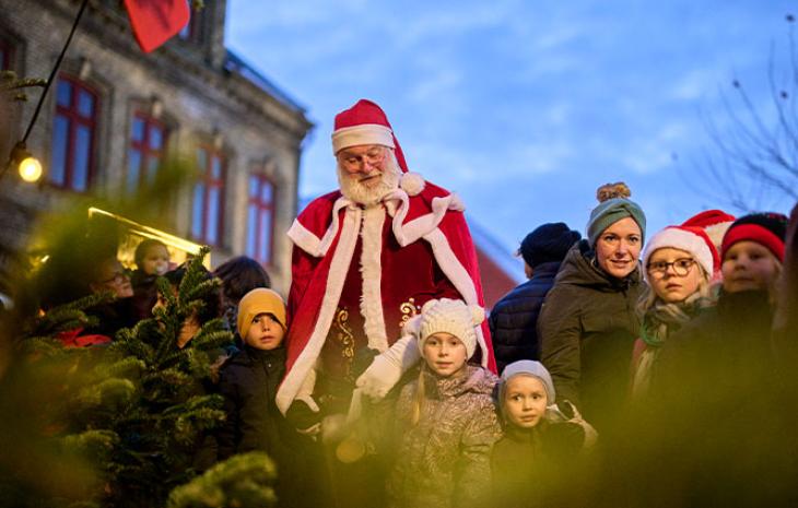 Jul i Assens Købstad - Juletræstænding med julemanden og børn